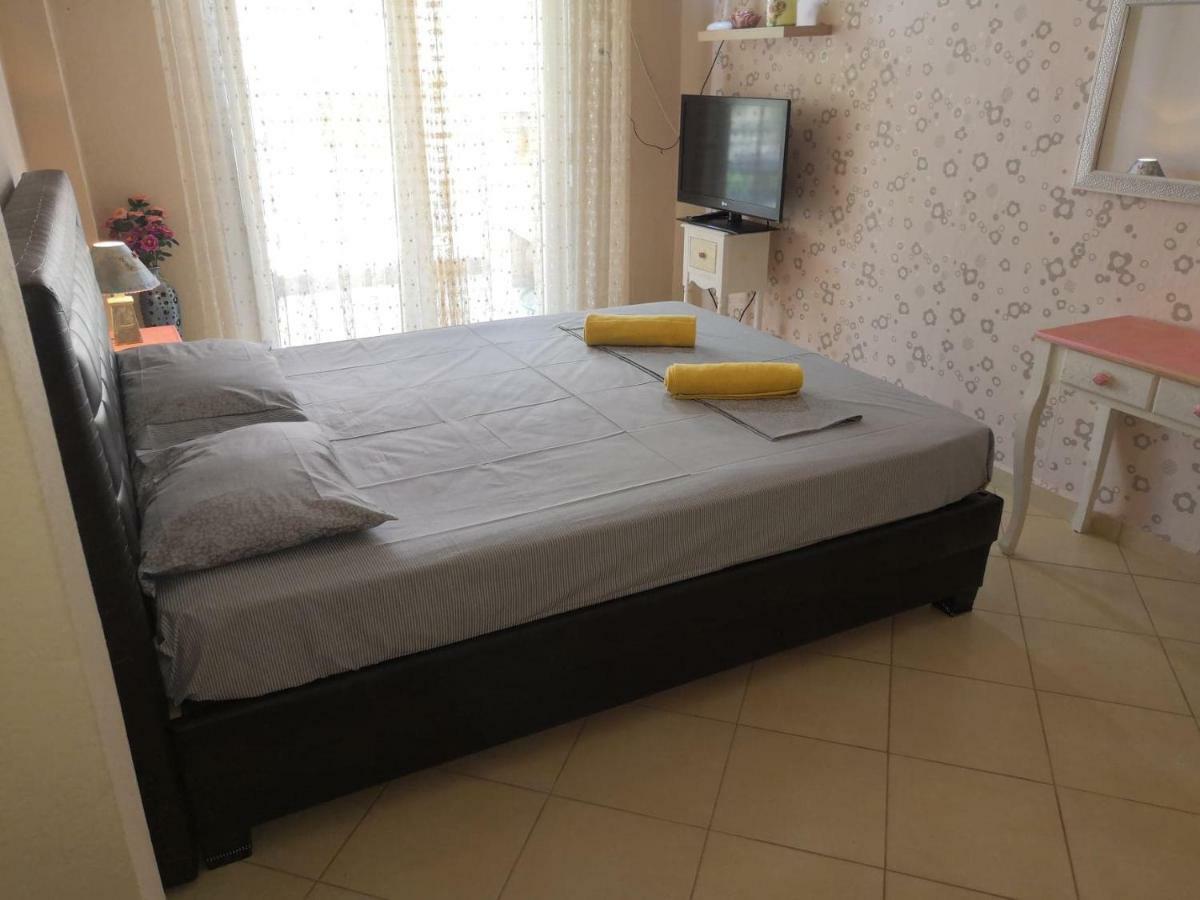 Brick Apartment Néa Péramos Dış mekan fotoğraf